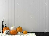 31906285-décorations-pour-halloween-contre-le-mur-de-tableaux-blancs