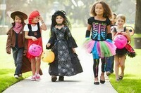 42307568-children-in-costume-de-déguisement-going-halloween