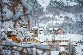 Village de montagne sous la neige-1