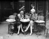 PF_2061242-Femmes-assises-a-la-terrasse-d-un-cafe-Affiches