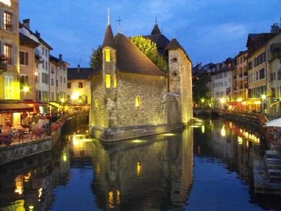 annecy-by-night