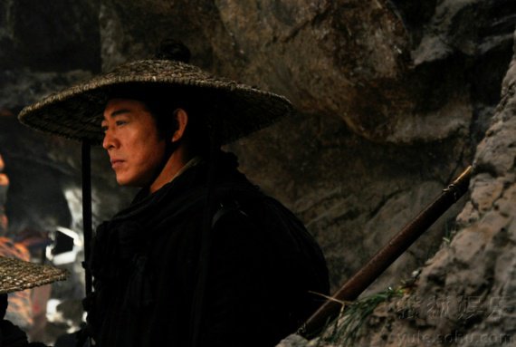 jet-li-in-his-hat-and-black-robes