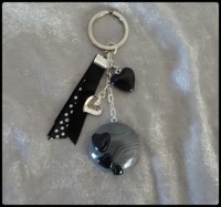 Porte clef boule et coeur 8 € gris et noir