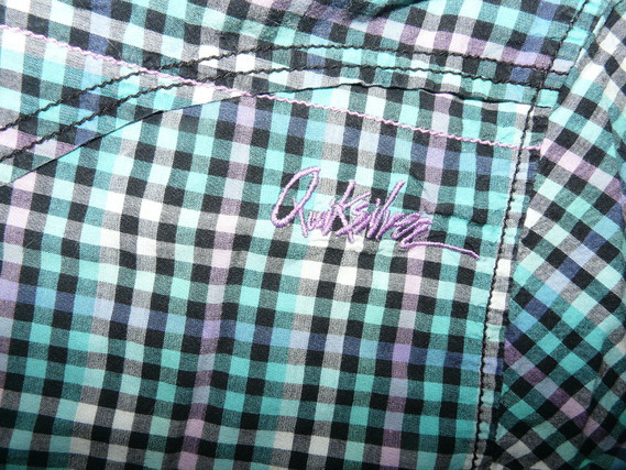 détail chemisette Quicksilver