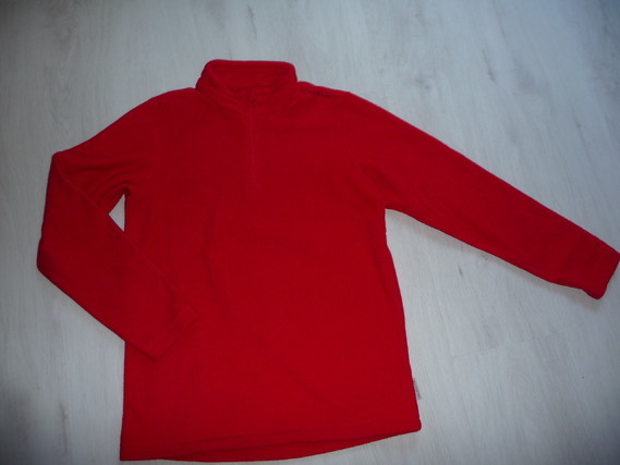 pull polaire rouge 10 ans 4€