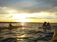 Kayak, coucher de soleil en pleine mer
