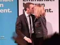 Le-tendre-bisou-entre-Emmanuel-et-Brigitte-Macron-en-plein-meeting-!-Video_exact1024x768_l
