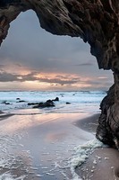 Couche-de-soleil-sur-la-mer-entre-les-rochelles-vue-magnifique