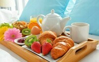 depositphotos_149081309-stock-photo-breakfast-tray-in-bed-in