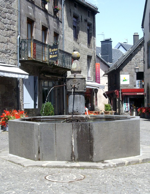 Fontaine centre Besse en Chandesse