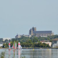Vu du marais sur la cathédrale