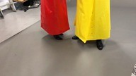 Roter und gelber Regenmantel von RIMO Fashion - Partnerlook
