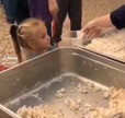 Une petite fille ukrainienne demande du riz